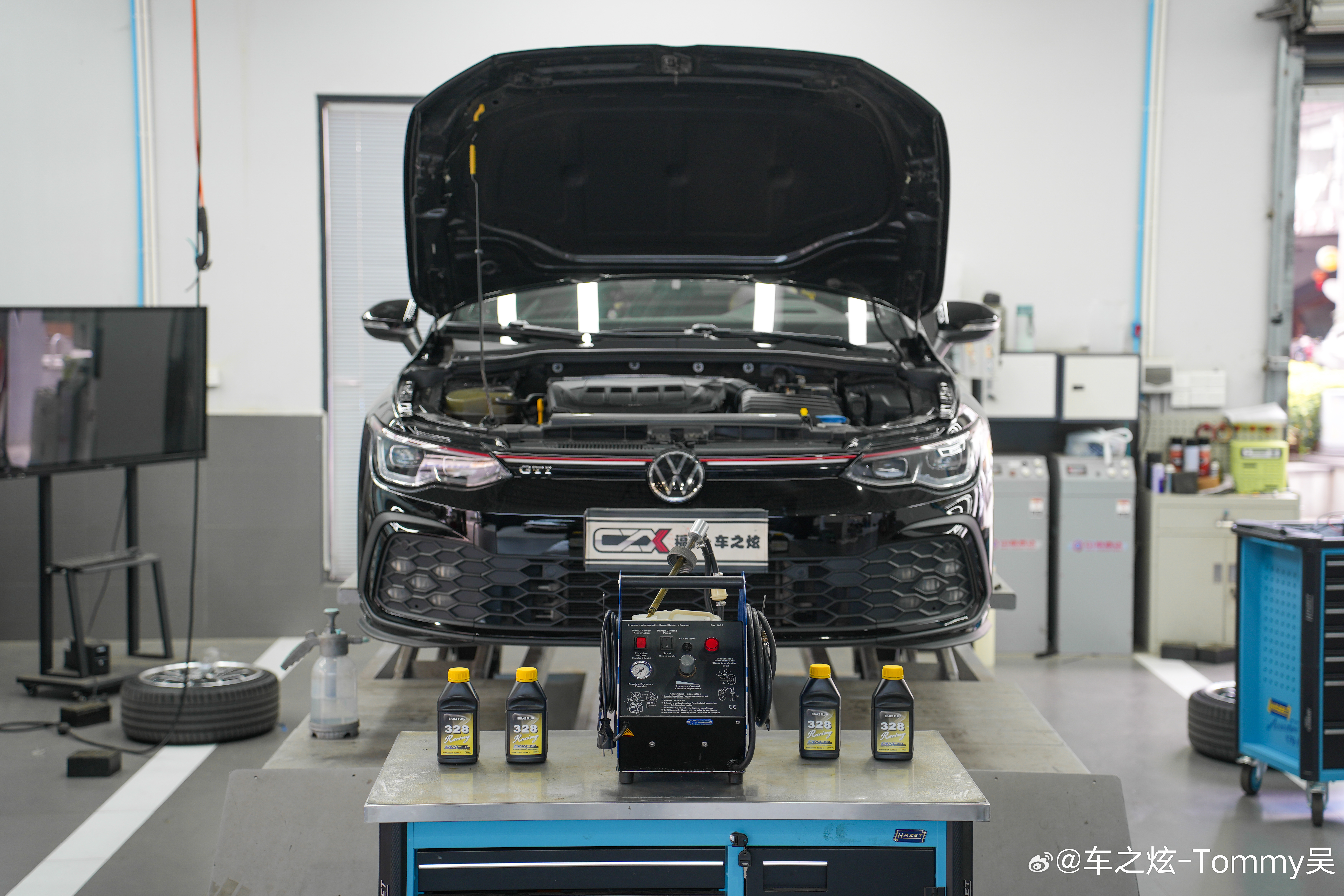 大众高尔夫8GTI改装 更换完前刹车套件后 我们使用德国ROMESS加压式刹车油