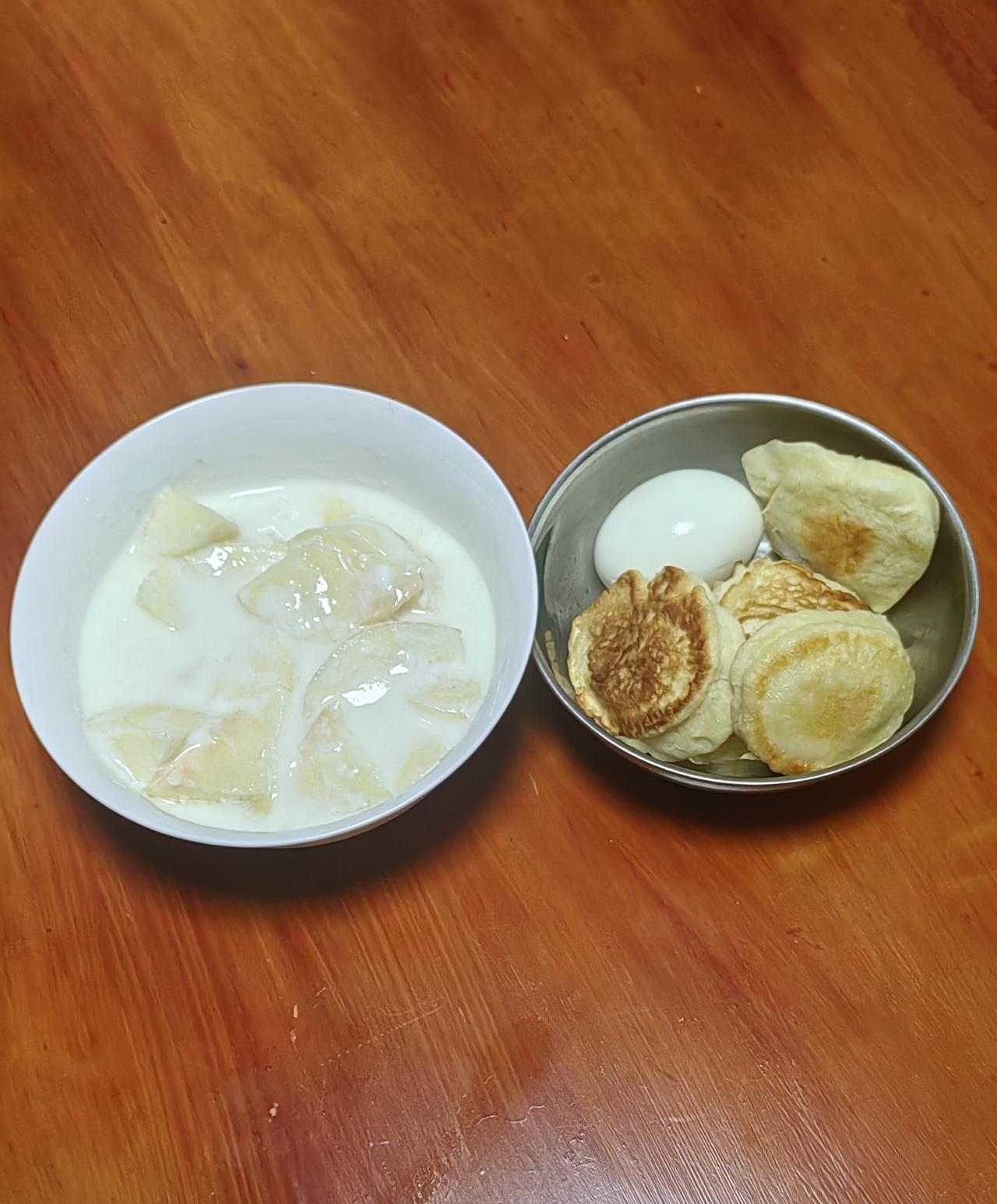 活着

一人一猫一破房
一日三餐别穷忙
家中一辆老爷车
每月1800花不光