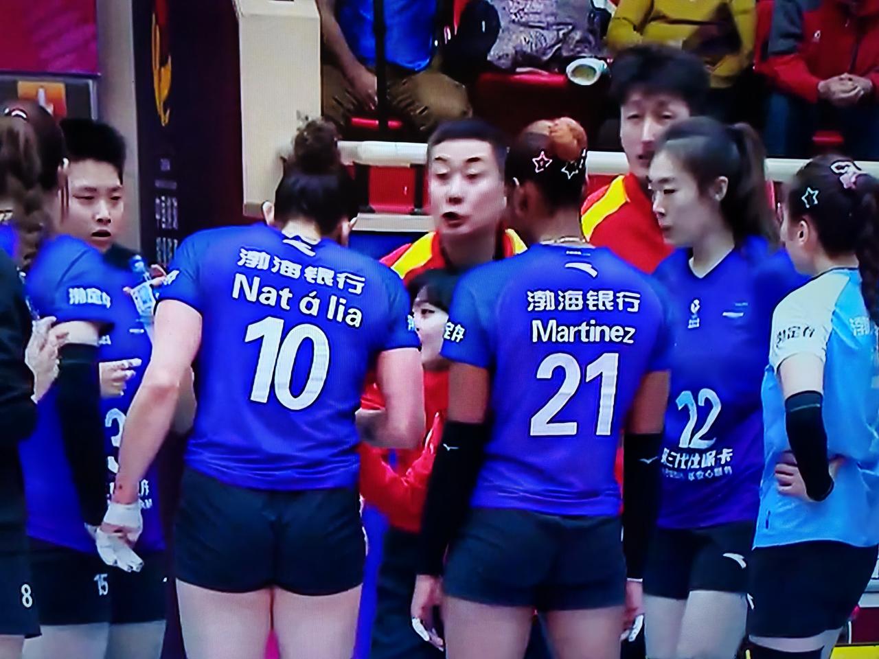 女排排超联赛第十七轮，天津女排对阵河南女排，前两局比分24：26，25：15，大