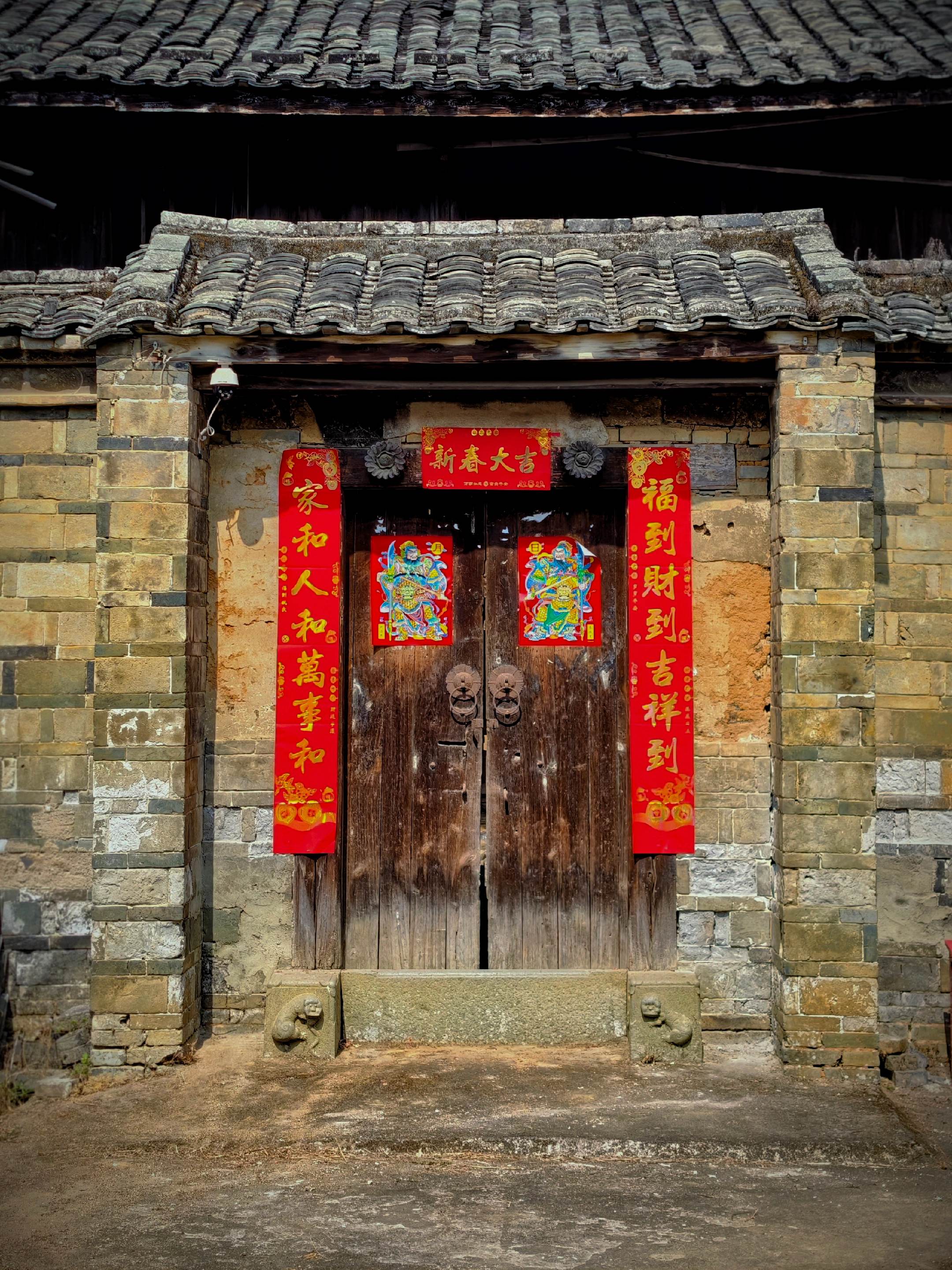 万盛楼。“再回老家土楼，两年前那场大火过后的痕迹依旧还在”