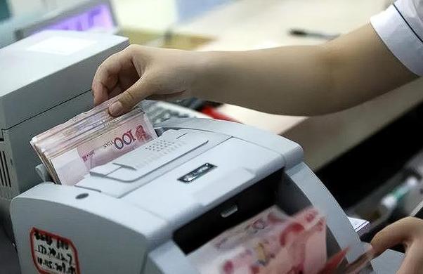 银行遇硬茬了！一男子给客户清账，对方非要他支付现金，男子到银行支取8万，柜员一顿