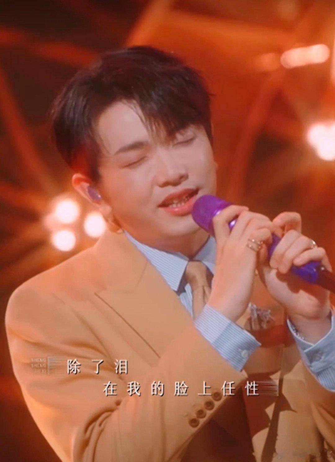 烟嗓唱情歌yyds！颜人中《一直很安静》直拍，沙哑声线裹着细腻情愫，“你突然不爱