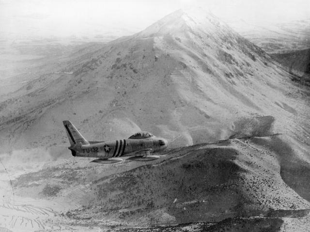 1951年11月23日，飞喷气式战斗机只有15小时经验的"菜鸟"刘玉堤用一场堪称