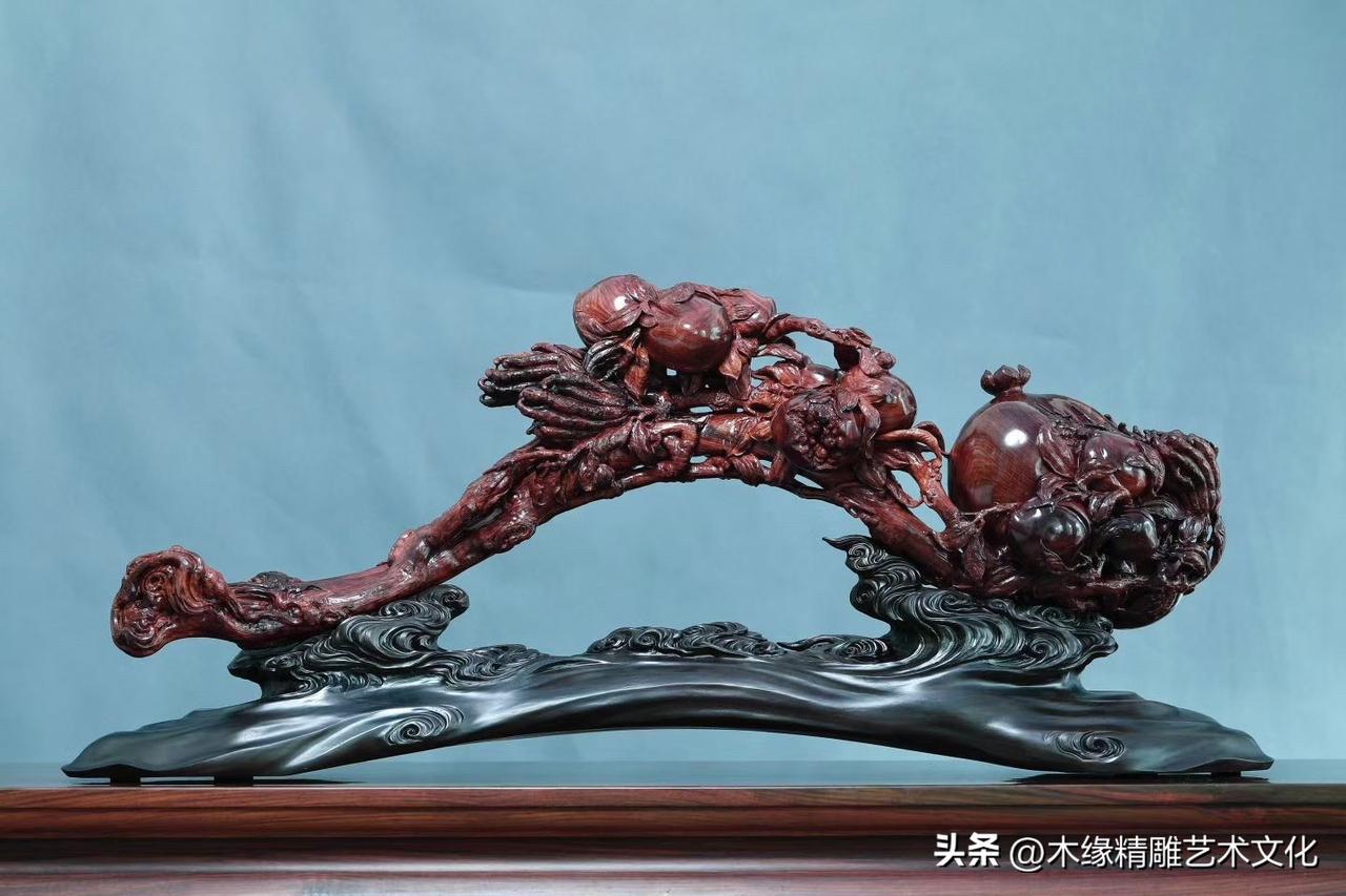 一件好的“三多如意”，看久了会发现，打动人的未必只是海南黄花梨的名贵。

是那蜿