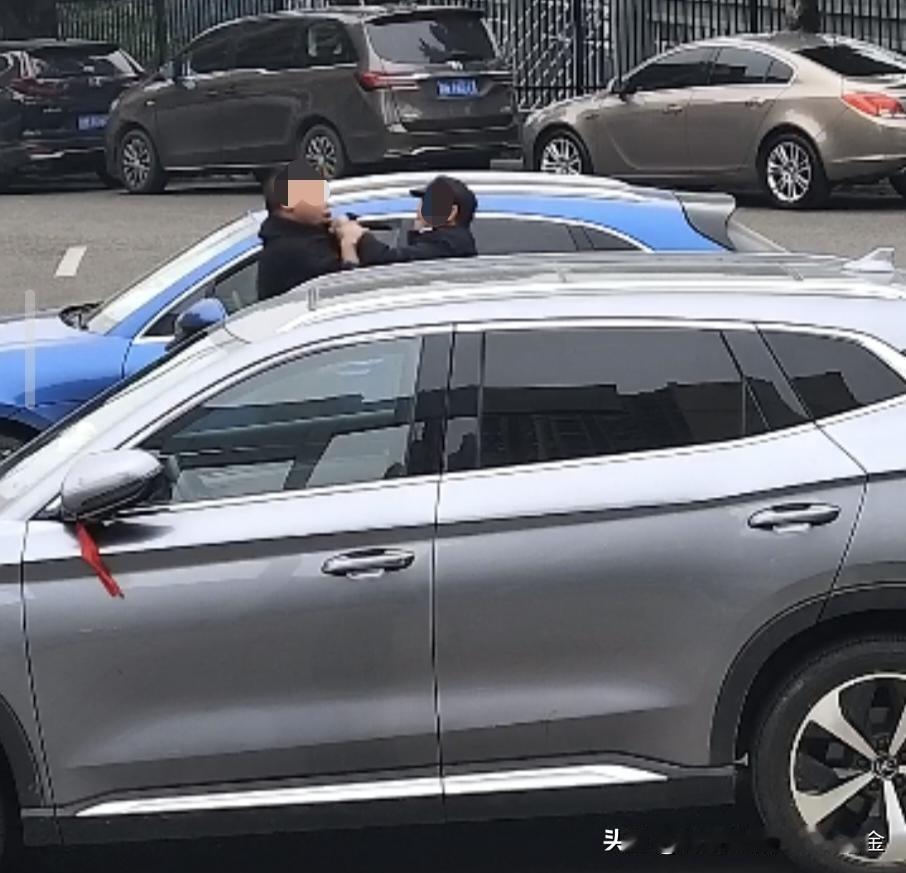 20多岁的邱某驾驶父母为让他走正途所买的二手保时捷跑顺风车，完成订单后在四川资阳