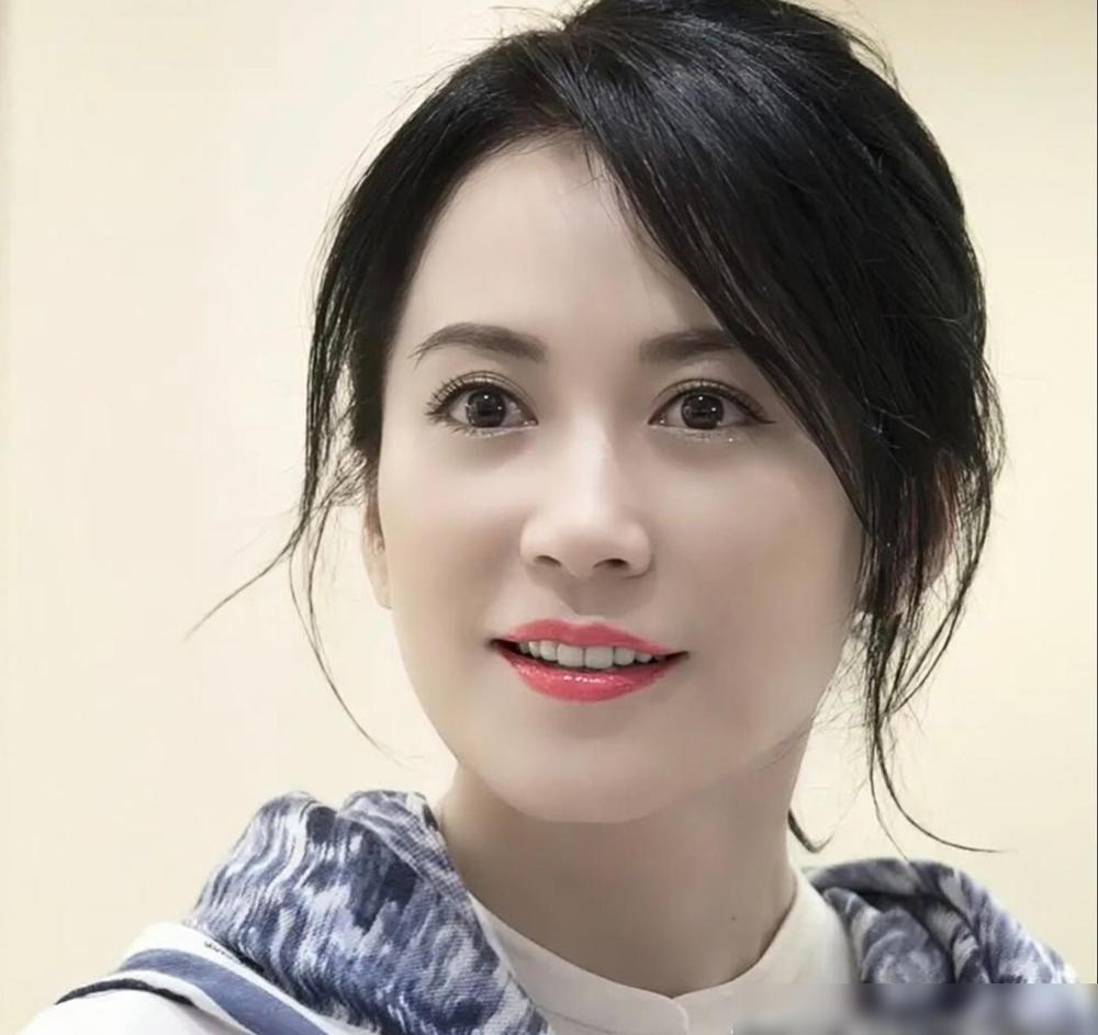 俞飞鸿55岁不婚不育，竟当众霸气反问：女人为什么非靠男人解决生理需求？
 
圈里