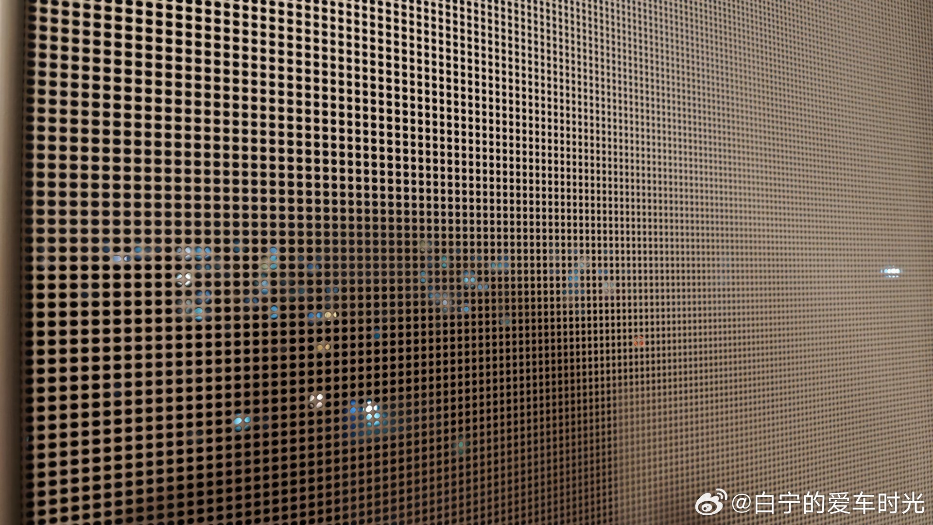 北方 隐翅虫小心隐翅虫 就是从这纱窗进来的，空洞还是太大了，而且我家有十几层，大