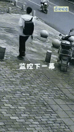 看着女子一路骑着电车冲了过来，开始还没觉得怎么样，直到撞到了台阶上，才看明白了，