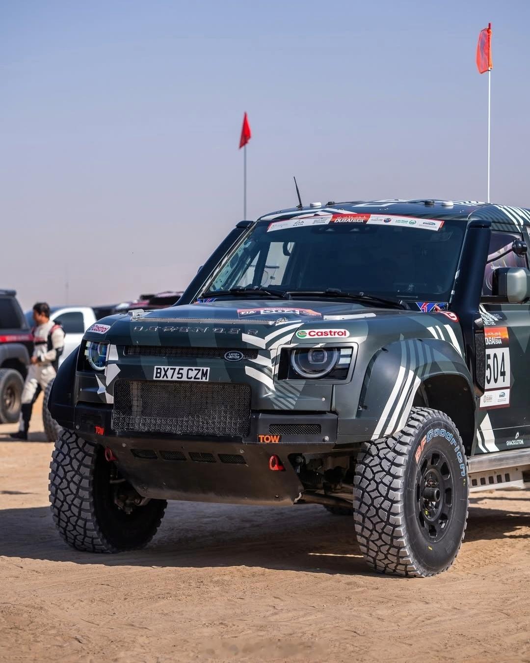 来了，路虎卫士26年达喀尔的D7X-R沙漠里操练起来了，这姿态怎么样？路虎卫士2