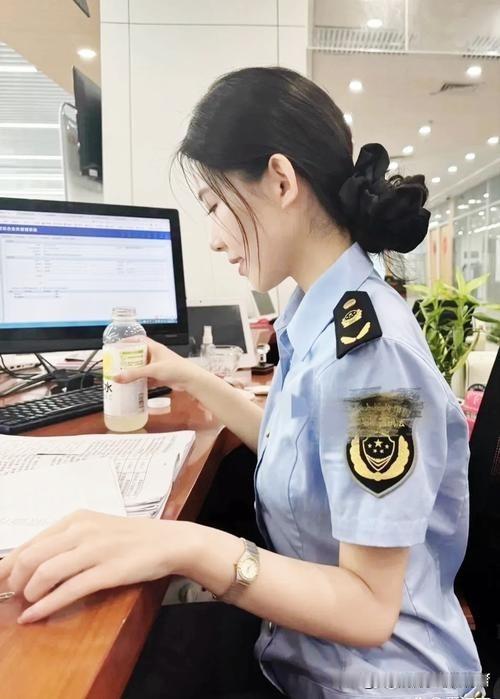 发现没有，体制内的女人，她们的生活挺有规律的。每天，她们准点上班，准点下班，很少