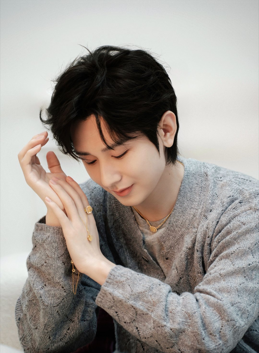 成毅灰色毛衣熟男人夫感成毅灰色毛衣熟男感 好温柔的一套造型