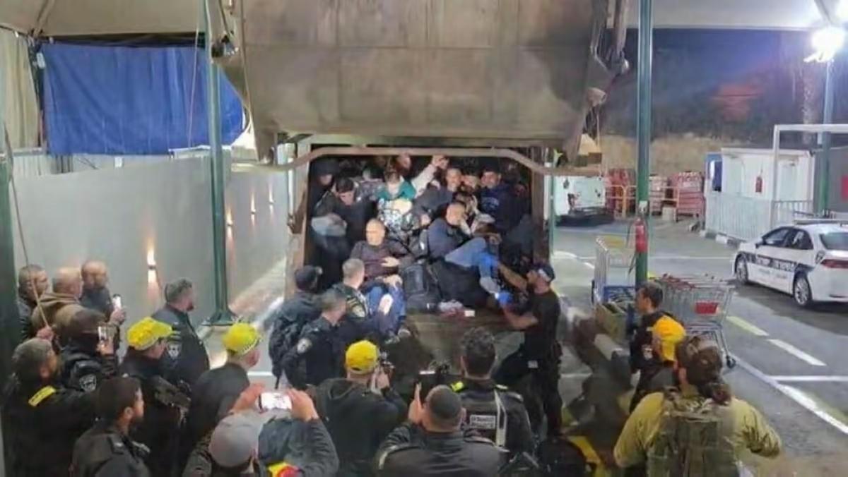 不可理解，巴勒斯坦人藏进垃圾车偷渡以色列！
    巴勒斯坦和以色列，按说是世仇