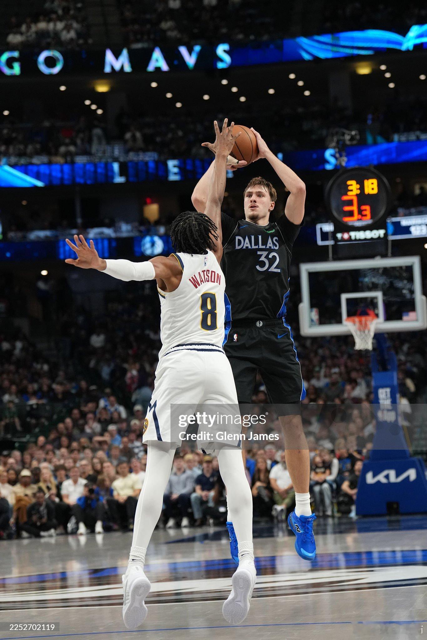 MFFL NBA历史上只有两名球员在19岁时单场砍下过“33分9篮板9助攻”。分