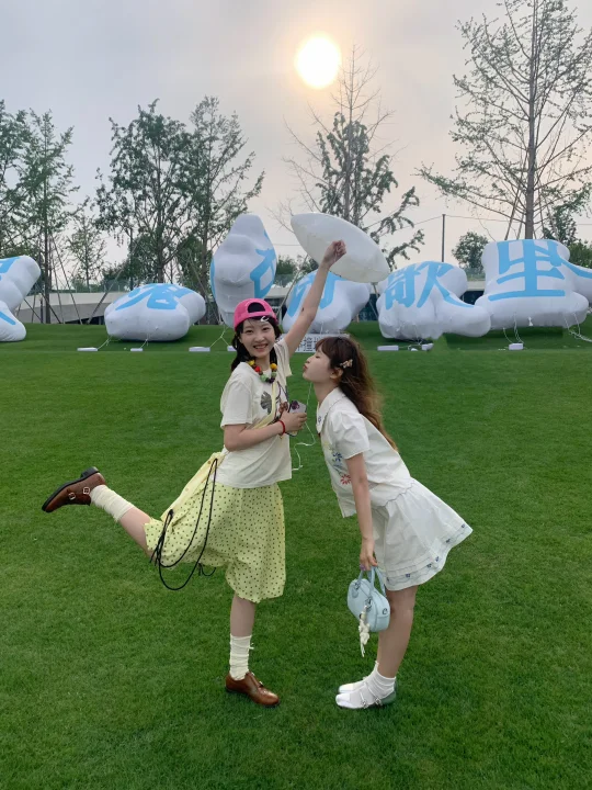 夕阳下的草地秋千🌅诗歌治愈心情🌳