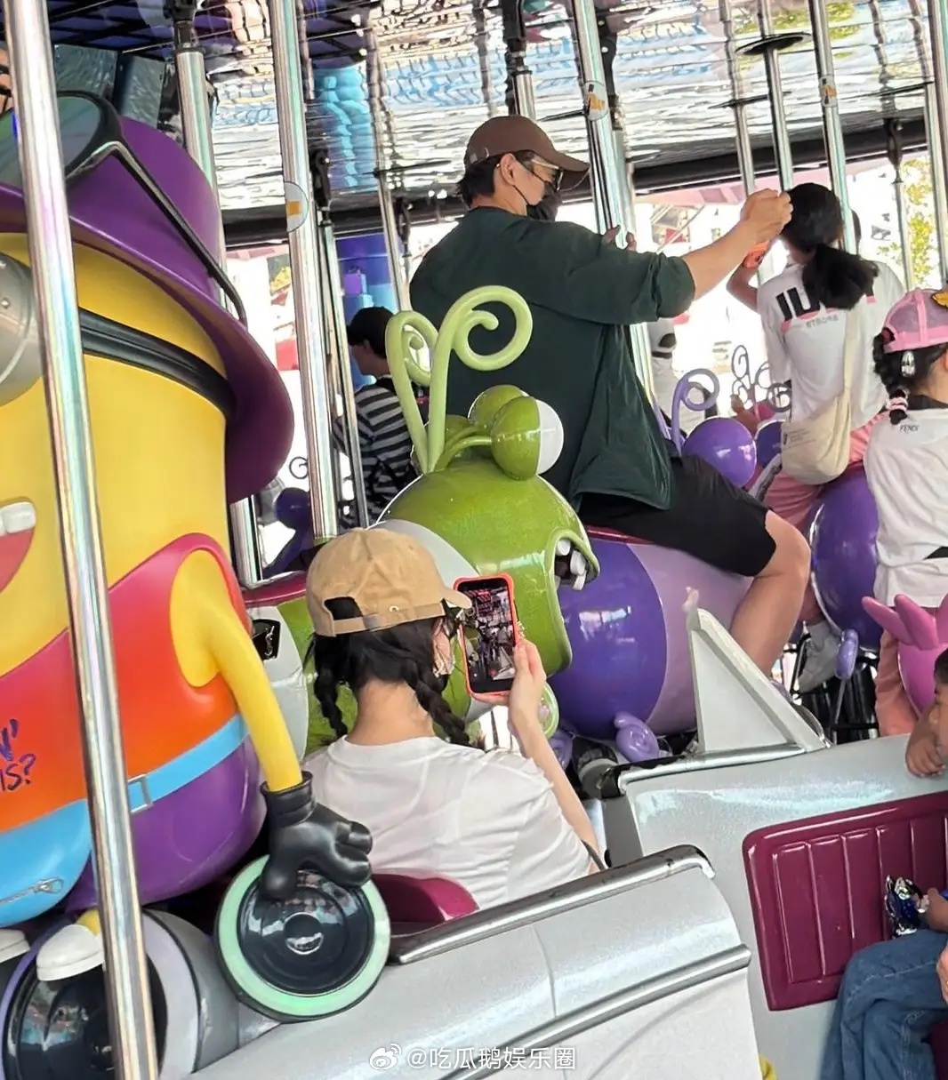 唐嫣罗晋陪女儿现身新加坡环球影城游玩，唐嫣身穿白色上衣配鲜黄色裤子，她扎着两条麻
