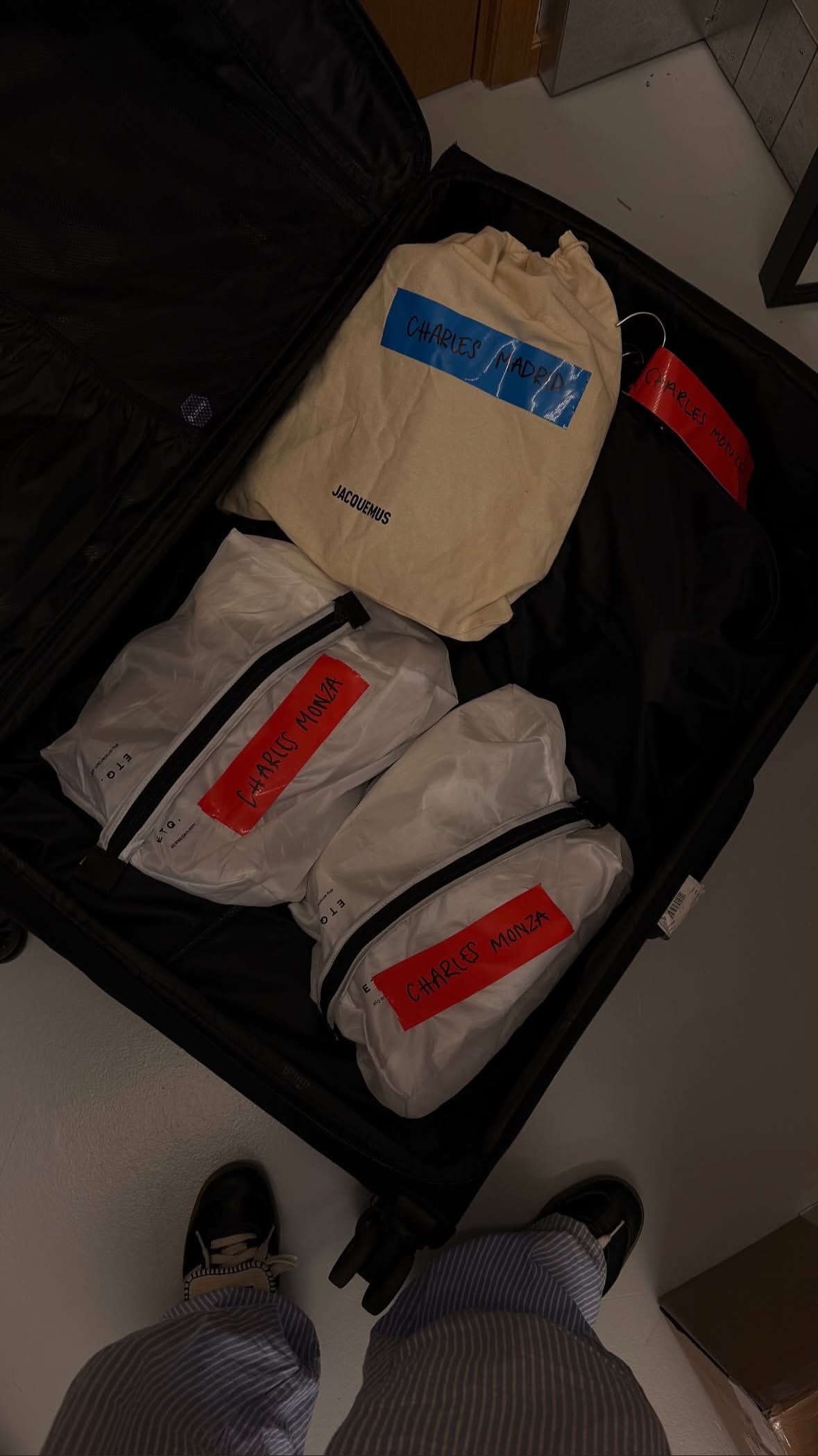 造型师姐姐为Charles准备的蒙扎常服虽然扣说过他是终极overpacker但