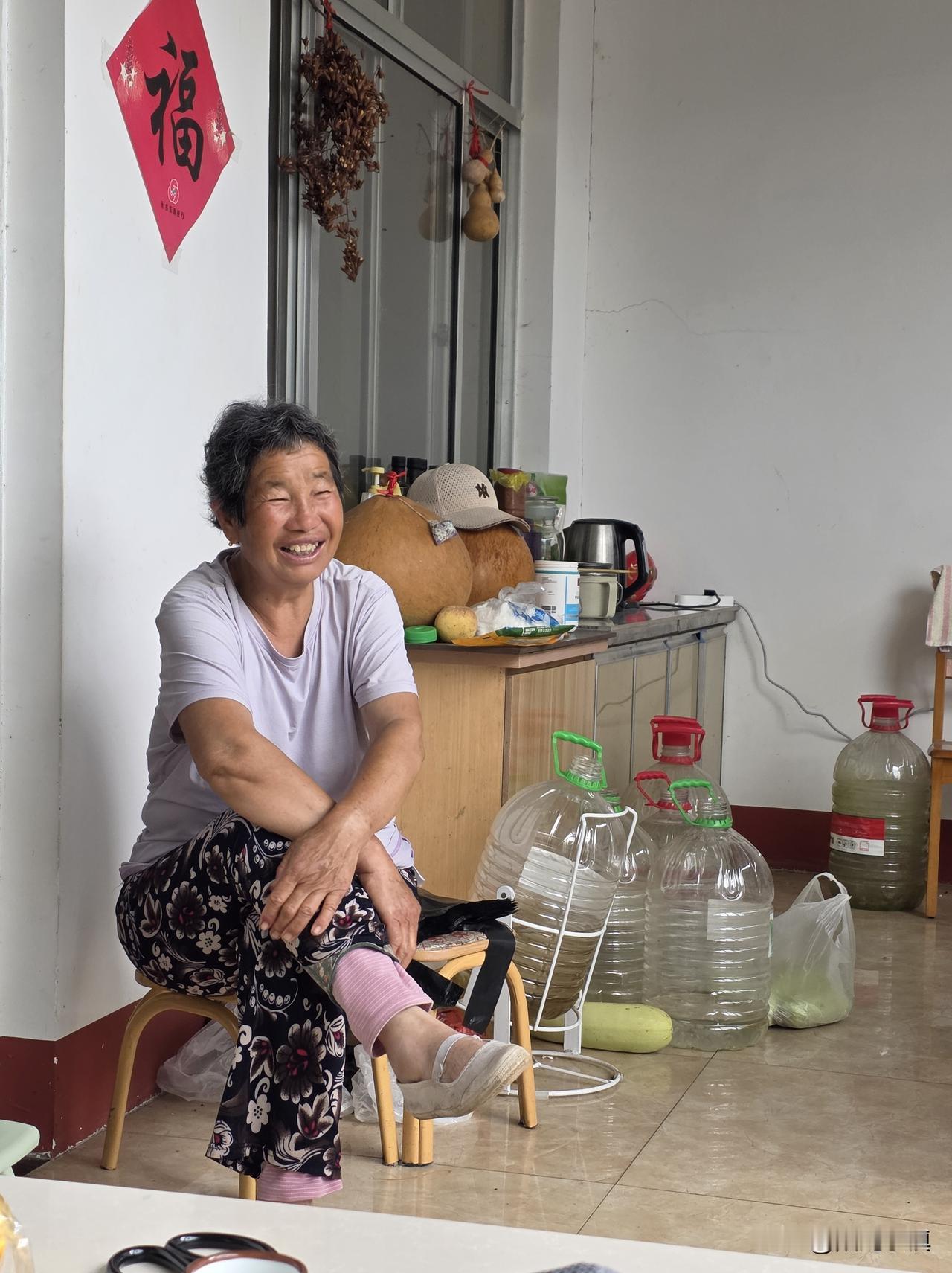 今天上午，老邻居三嫂说了二嫂一件事，把我笑坏了……

60多年以前，我们这一代的