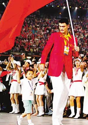 2008年，奥运会开幕，姚明率领中国队出场，张艺谋却紧张拿起对讲机大喊：“错了，
