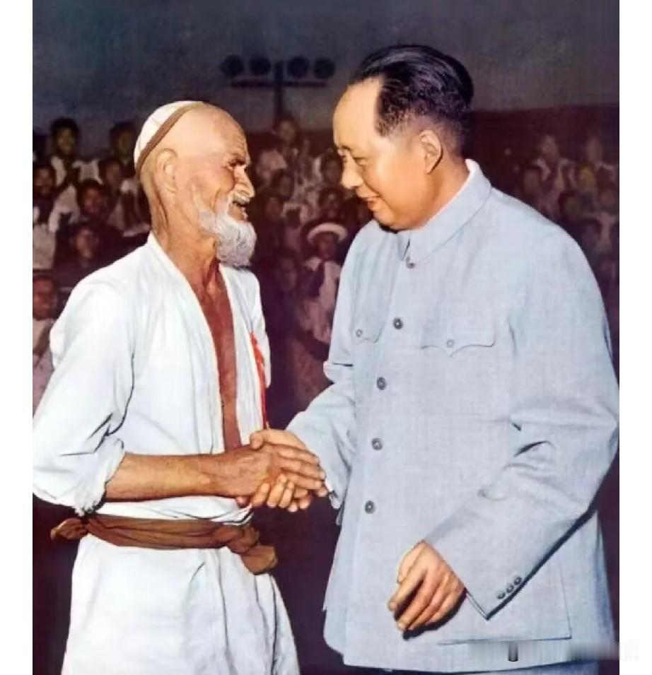平易近人，
与民同乐，
同甘共苦，
与民同舟共济的伟人！