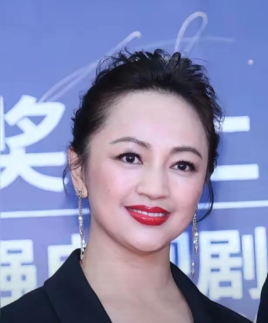 华谊暴跌90%！罗海琼一股不卖，她的清醒戳破无数人
 
     华谊濒临破产，