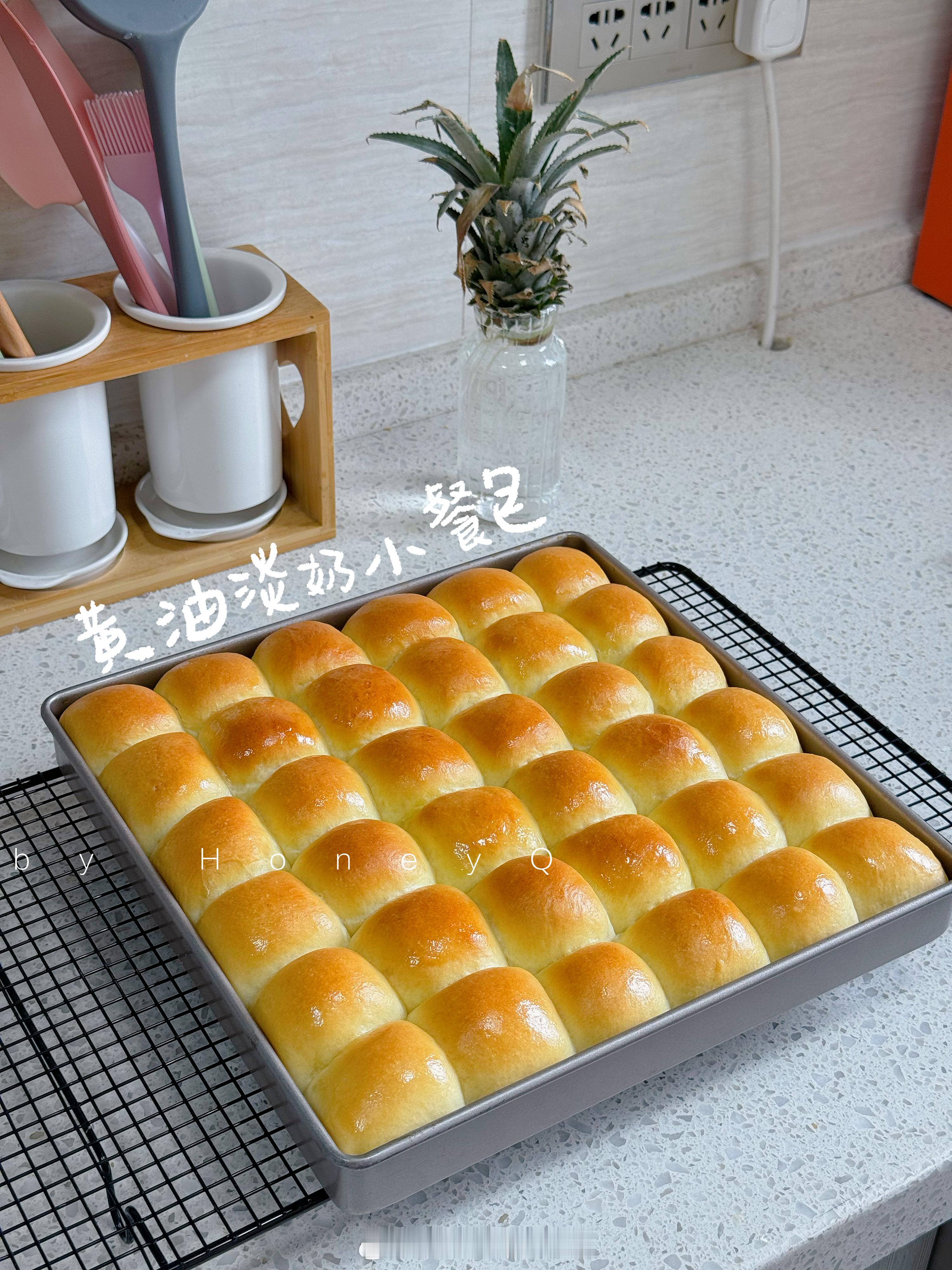 撸包喝咖的周末[耶]加了淡奶油揉面的黄油餐包直接松软拉丝下周我和豆米的早餐碳水搞