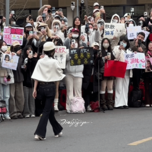 这个鞠躬小跑太可爱了啊啊啊 