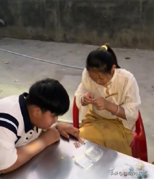 小故事！
    瞧着 半熟好像对三个孩子，有多好似的，他看着孩子们放了假，要带