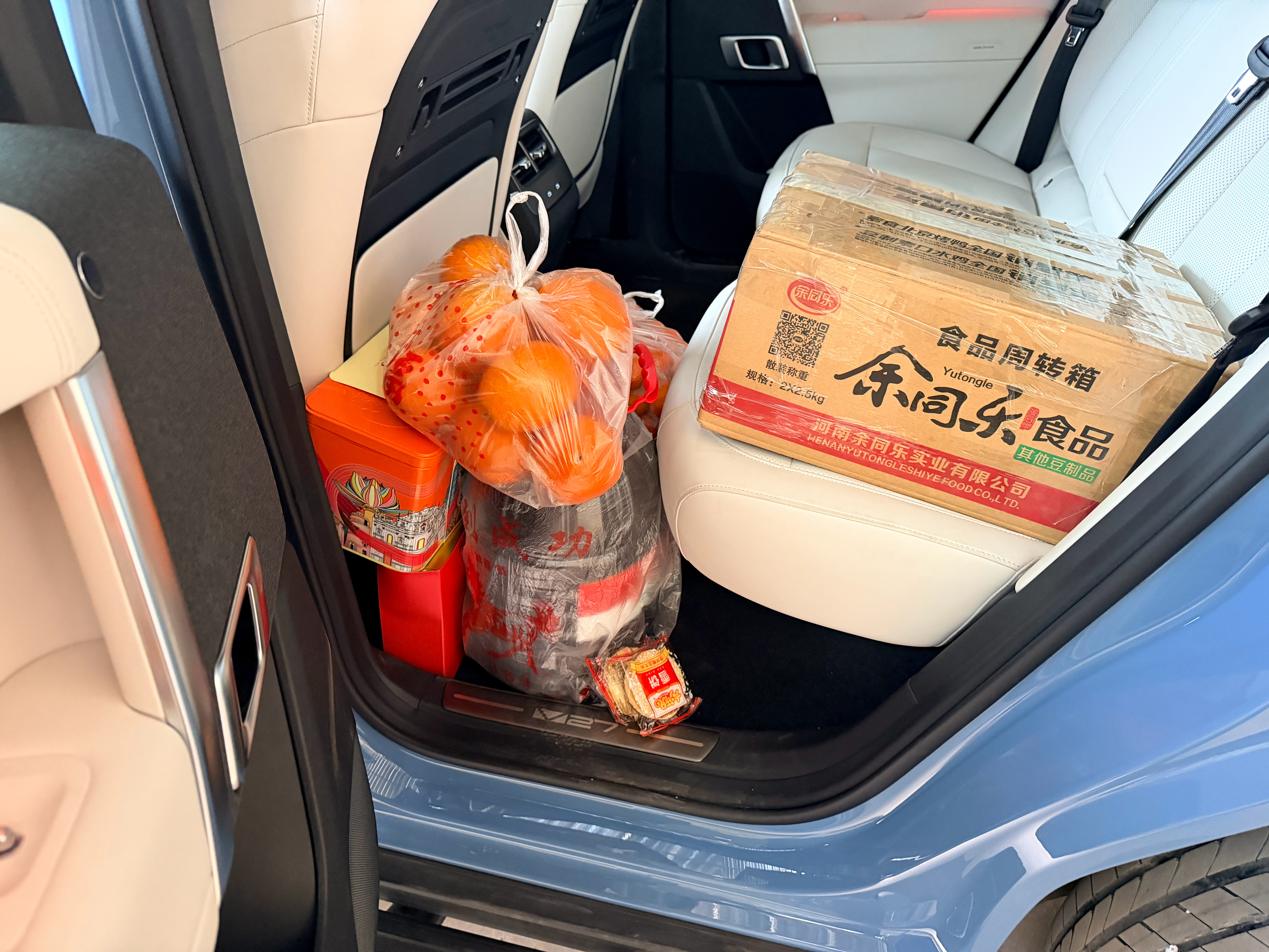 妈妈这沉甸甸的爱，车都有点拉不动了有些东西虽然都能买，可能还是老家带的更有味吧。