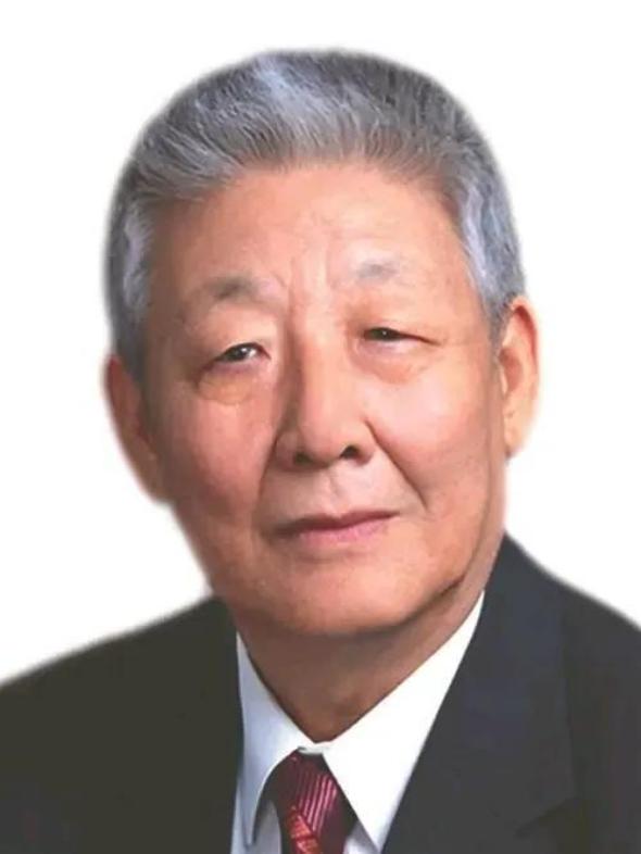 “东方红卫星”超重，孙家栋坚持拆掉毛主席像章，然而周总理却说道:“你看我们人民大