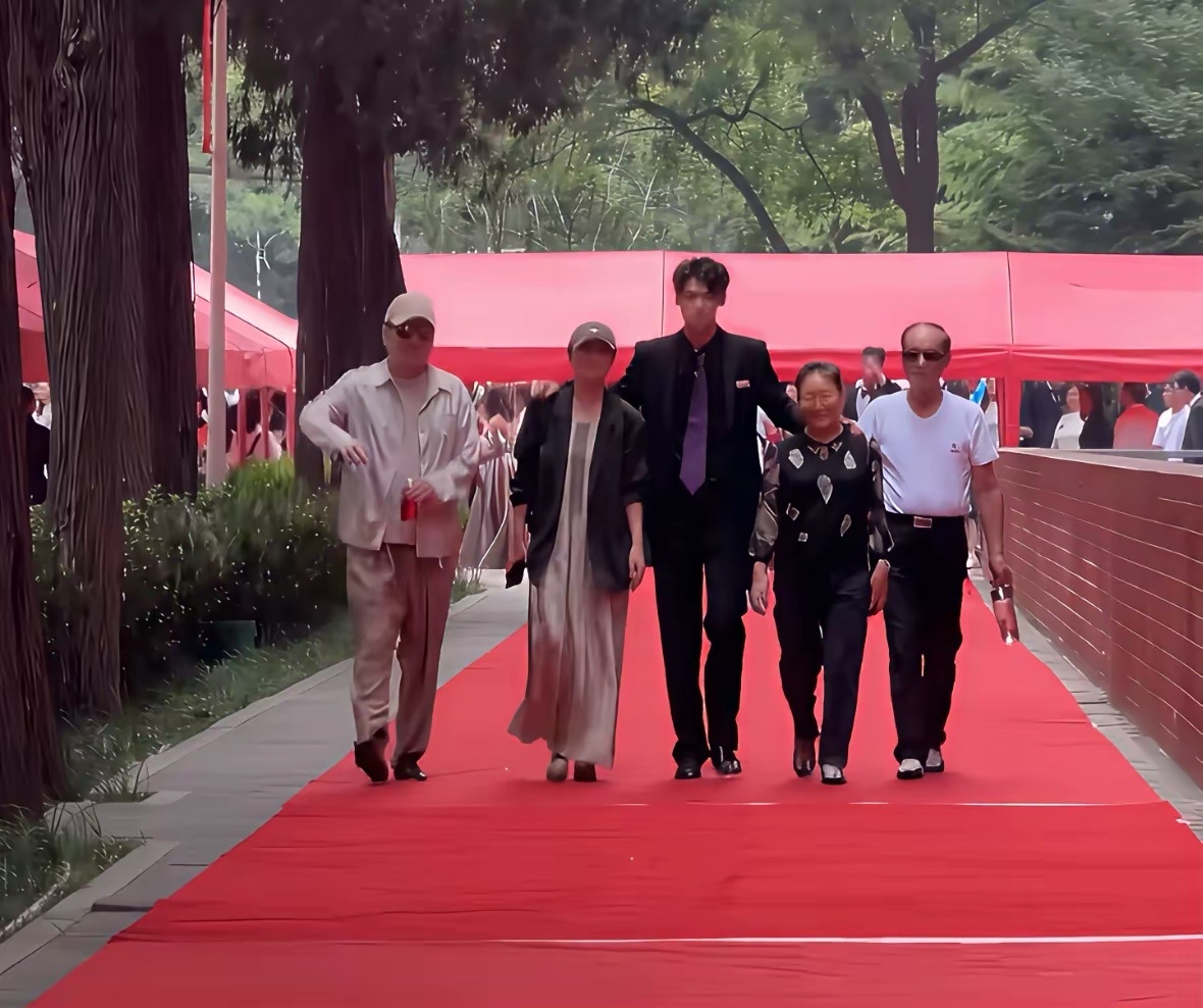 陈建斌蒋勤勤儿子参加儿子毕业典礼！19岁陈虎虎个子太出众，比父母高一个头，是学霸