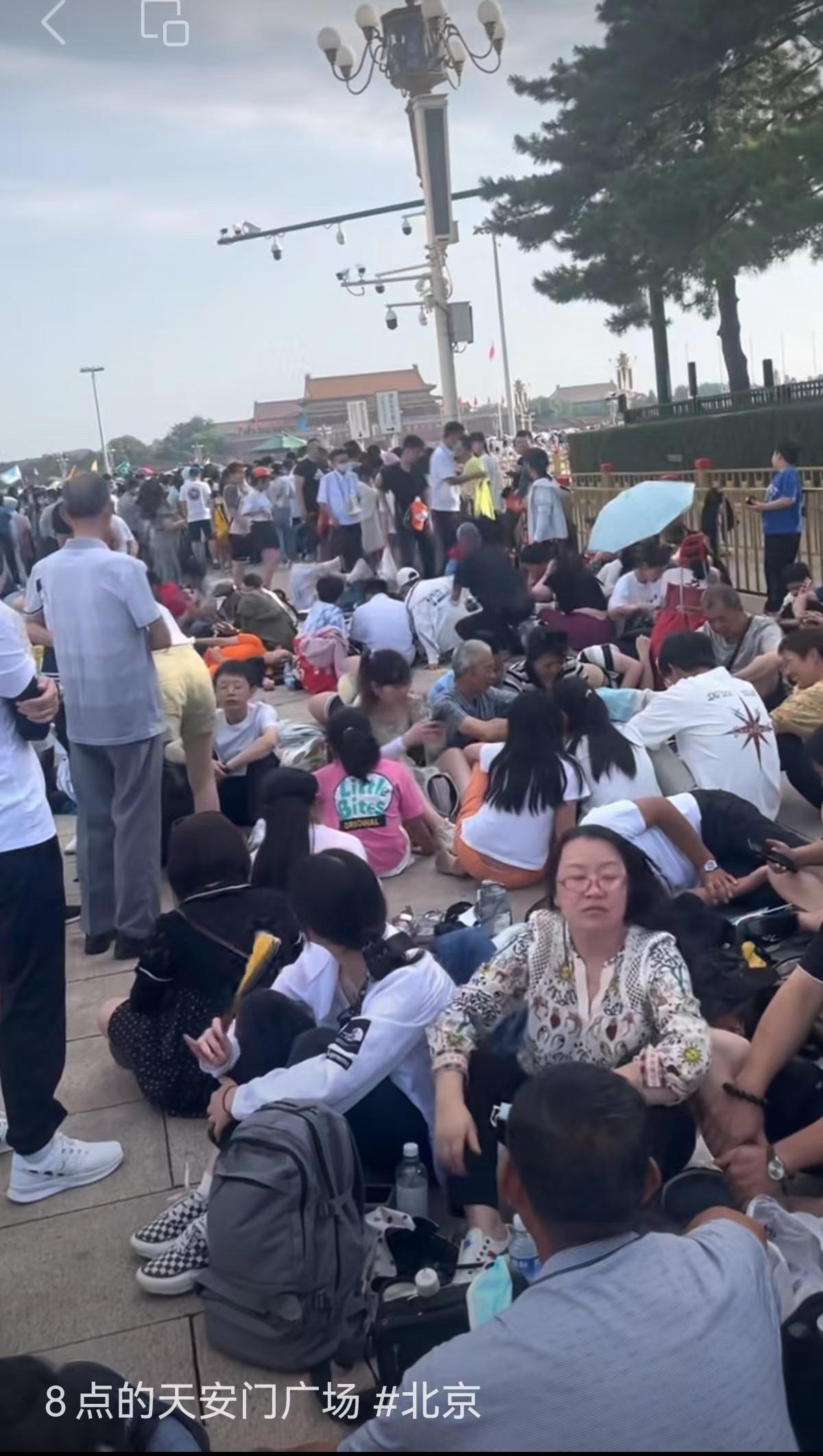 《早八点的天安门广场》：看到一视频，早八点的天安门广场。好家伙呀，这么多人，在这