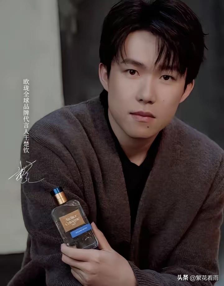 王楚钦又解锁新代言了！这次是法国知名品牌欧珑香水，代言照太酷了，头发自然蓬松，干