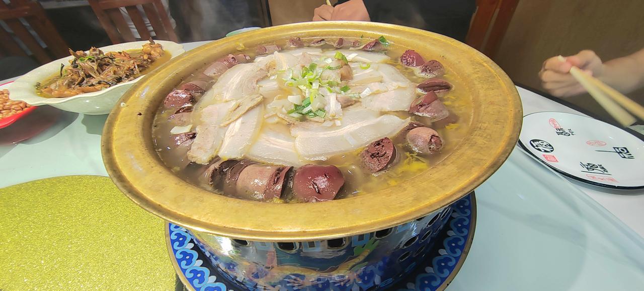 这道菜，应该是东北名菜，叫“杀猪菜”，也叫白肉血肠。没有吃过这道菜的肯定不是东北