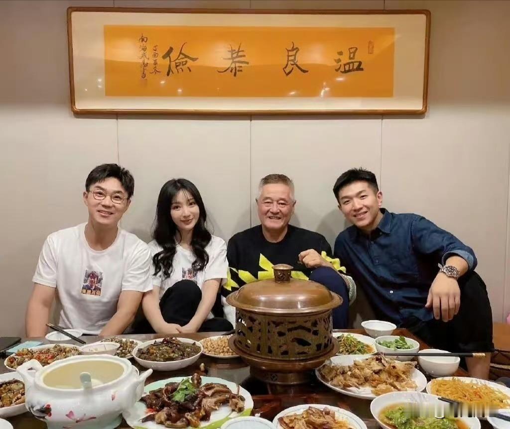 照片中的四位，其中三位应该无人不知无人不晓吧！他们的幽默表演带给无数人欢声笑语。