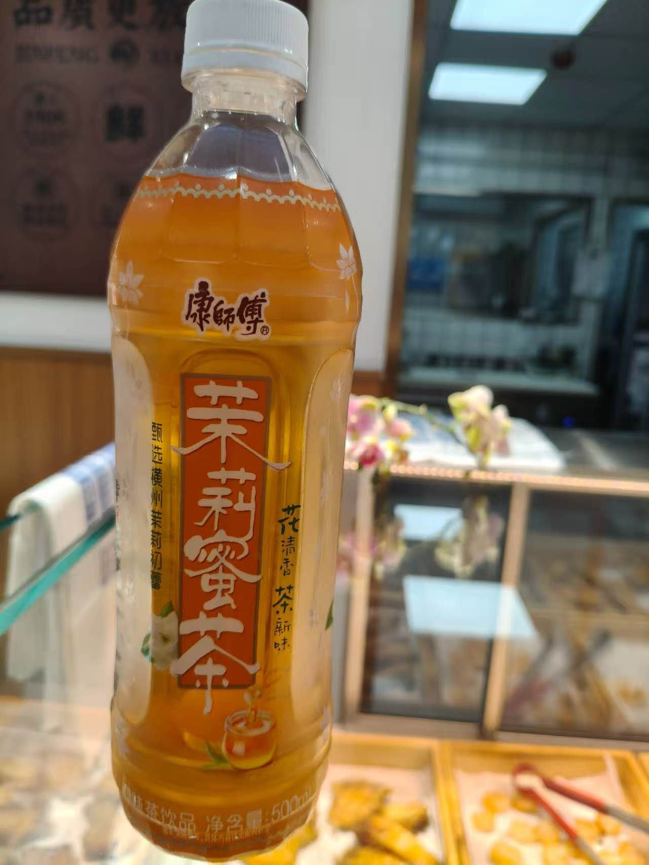 茉莉开清香来 日常逛街出行，康师傅茉莉蜜茶随手就能携带。甄选茉莉初蕾用心窨制，自