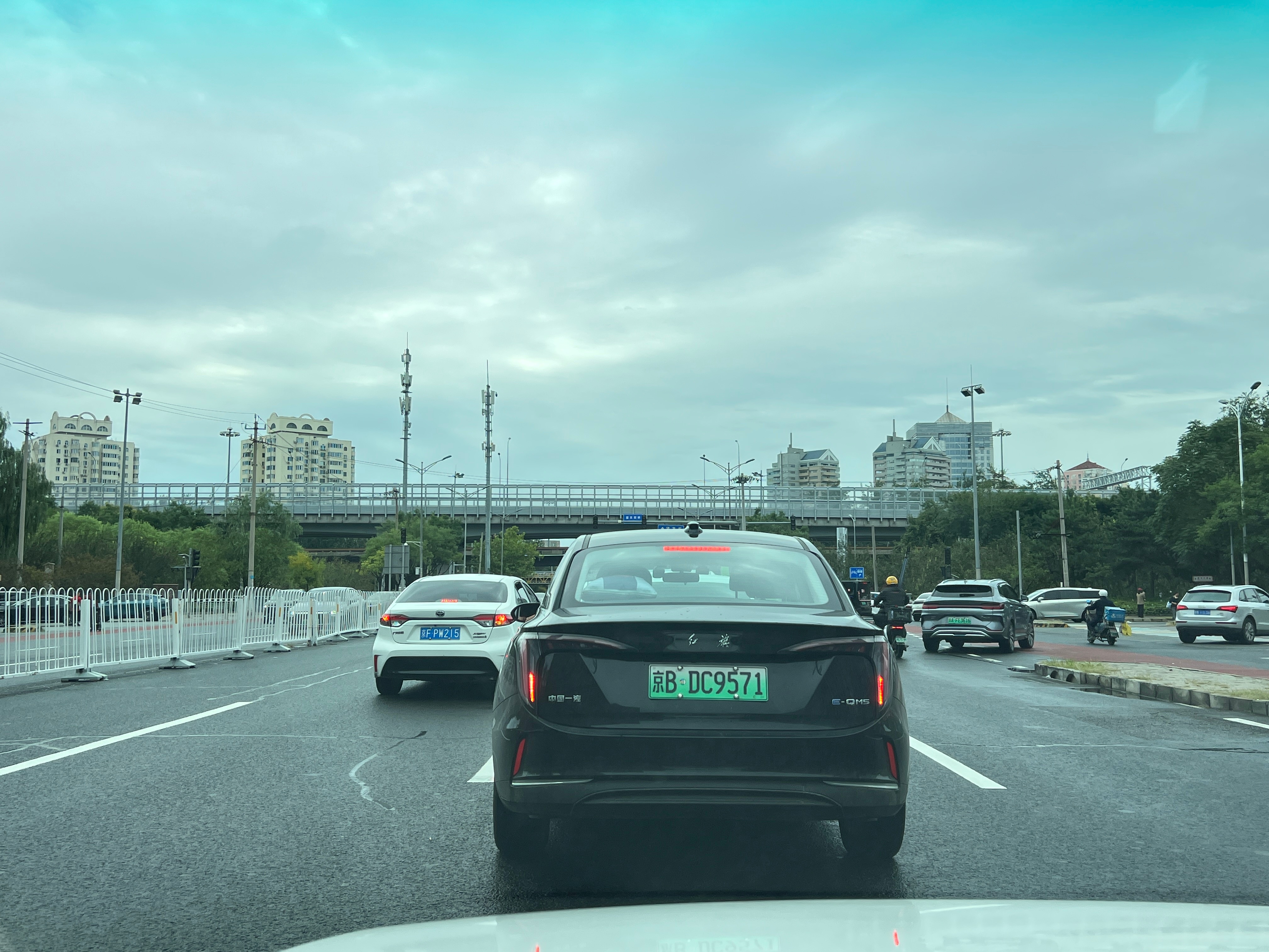 眼看着前面红旗大哥按下车窗丢烟头，都开红旗了，这点觉悟都没有吗？京B不是出租车专