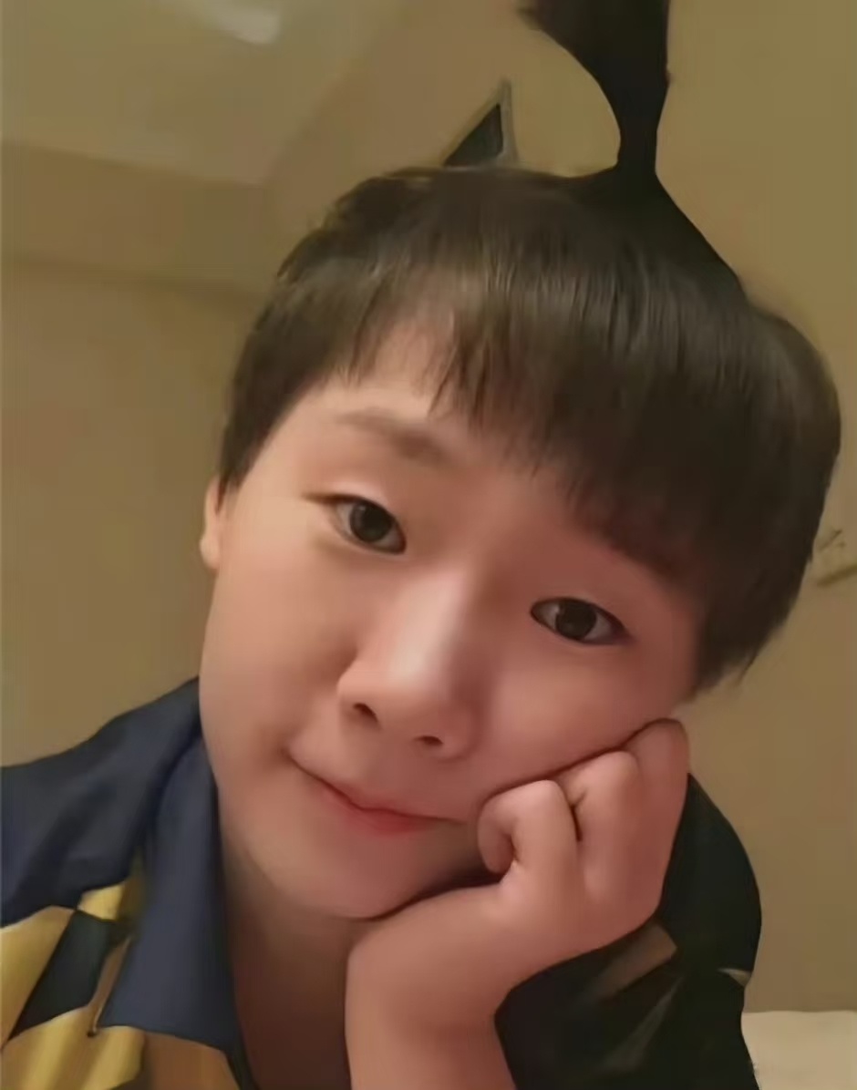 小咪现在的发型老是让我梦回这个时期[抱一抱] ​​​
