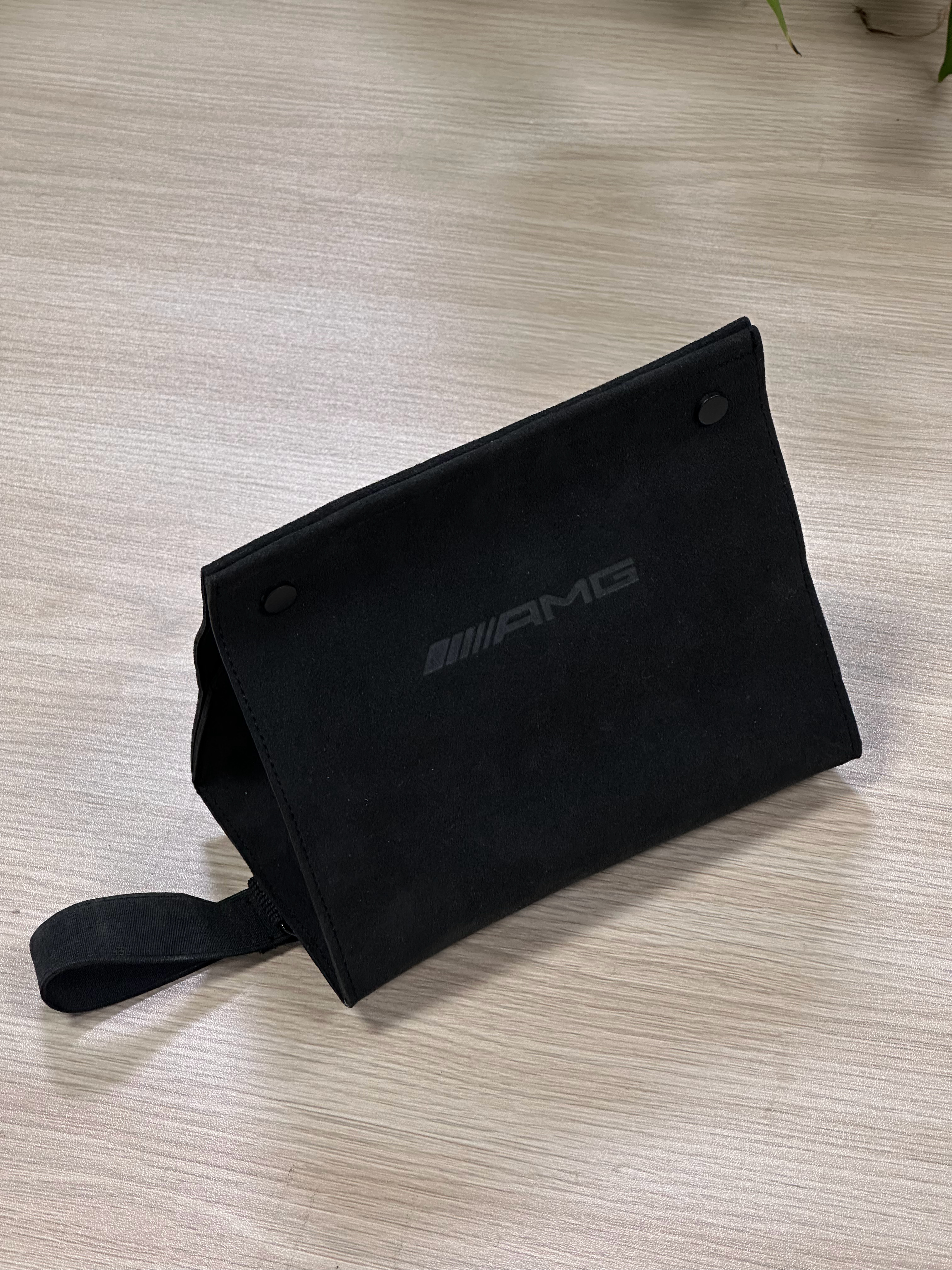 发现办公桌上多了一个AMG的麂皮纸巾盒是你们的吧？[doge]老规矩，评论，抽！