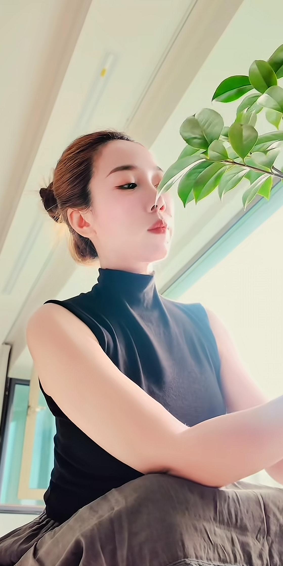 德云鼓曲社周悦制作干花，丈夫朱鹤松评论区留言，网友反应强烈都站在嫂子这边！德云鼓