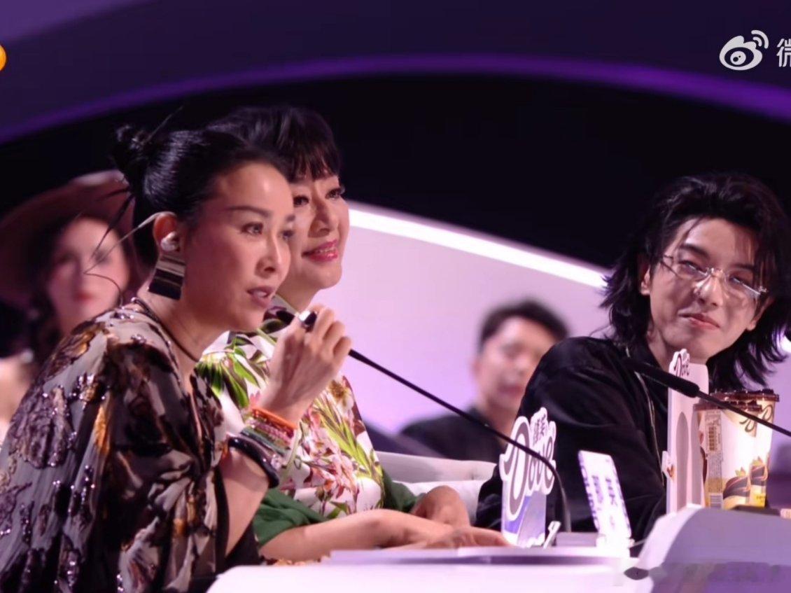 张卓尔挺帅气的，唱歌也还可以，就是咬字不清晰，那英也提出了这个问题，感觉还是太有