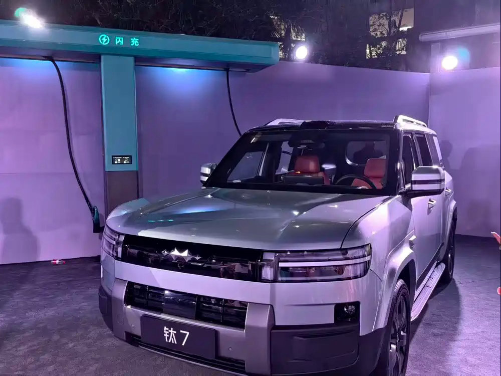 方程豹钛7硬派插混越野SUV：插混系统纯电续航125km，市区代步纯电行驶，四驱