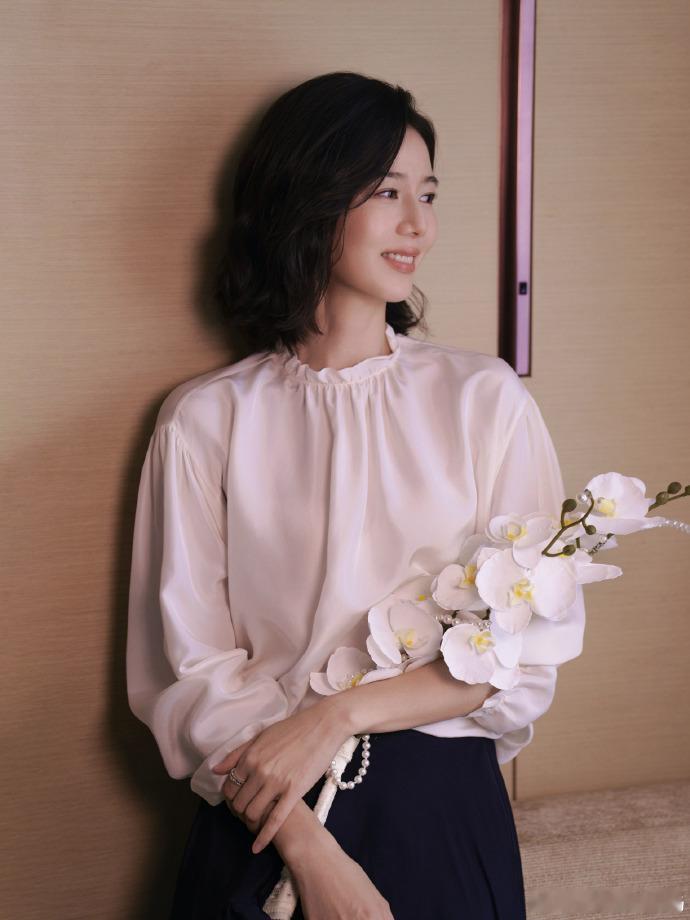彭杨完全我想象中的Tracy我心里的职场精英就彭杨这样神态举止处处透着专业，彭杨