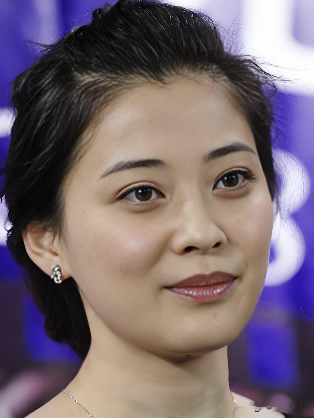 梅婷，眉眼如画，气质如兰。从《父母爱情》到《推拿》，她用细腻演技诠释岁月温柔，低