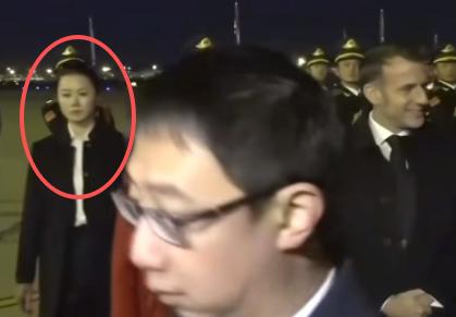 马克龙抵达北京首都国际机场，在迎接的人群中看到了两个熟悉身影，其中有一个女保镖跟