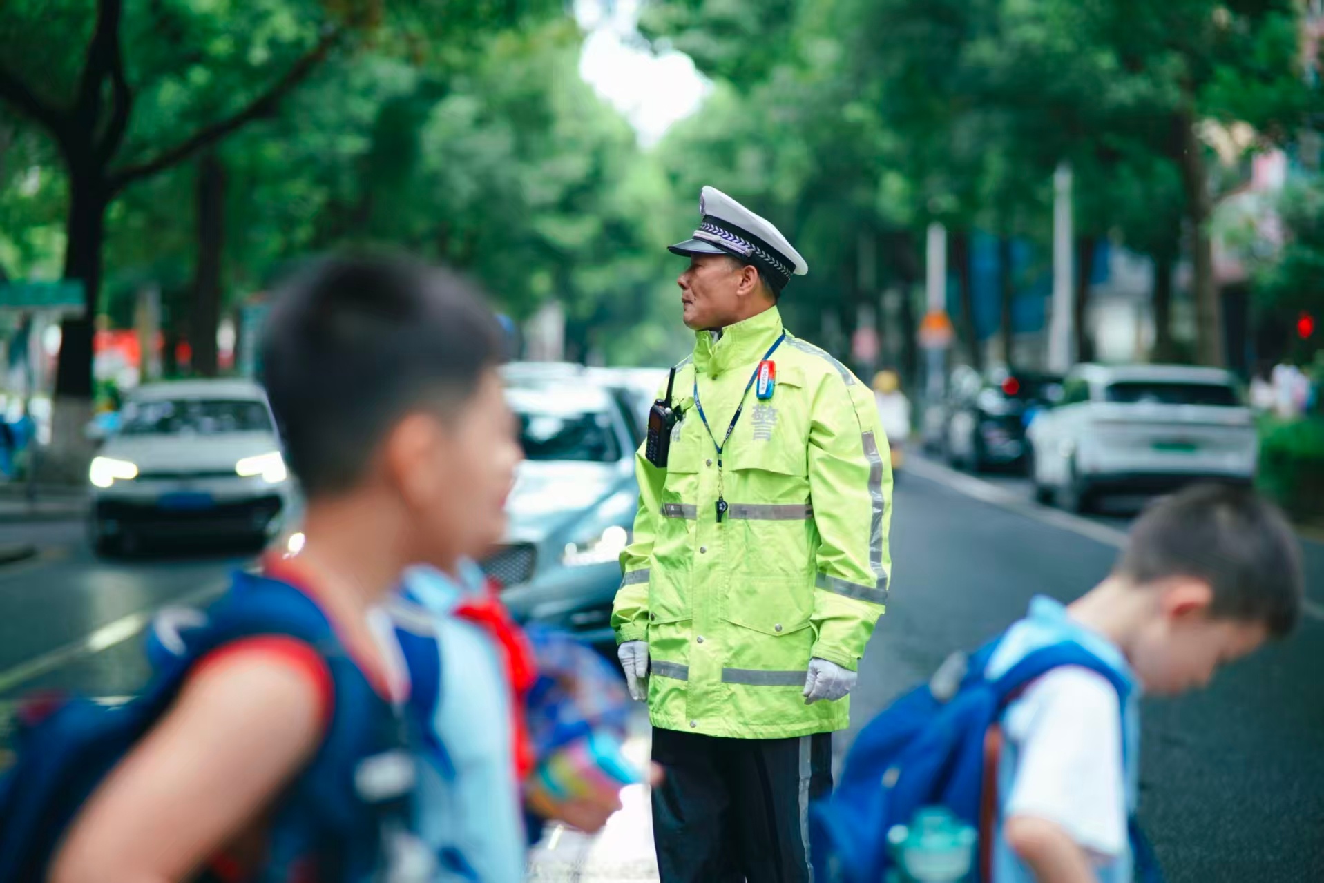 长沙护航秋季开学季【长沙交警全力守护师生出行平安】金秋开学季，长沙交警多措并举筑