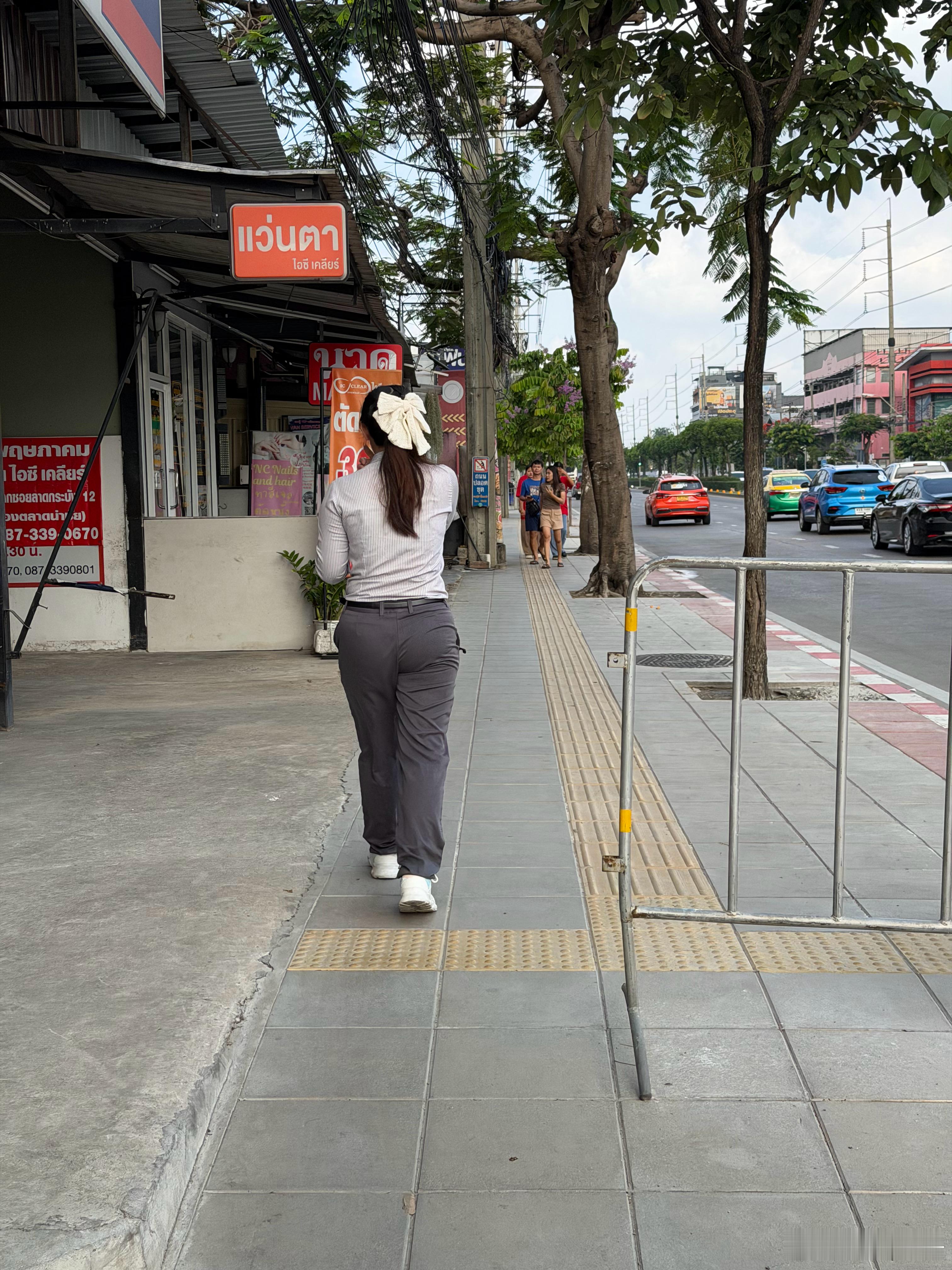 我从背影一眼就能认出，这是个泰国女孩，知道为什么吗？ 