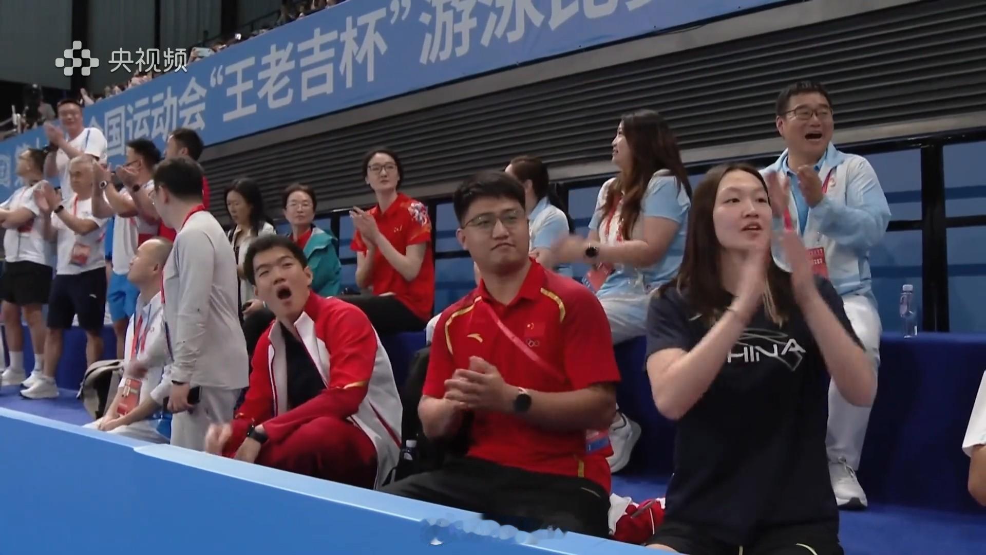 李冰洁刚刚也在场边为小师妹鼓掌祝贺🥳 