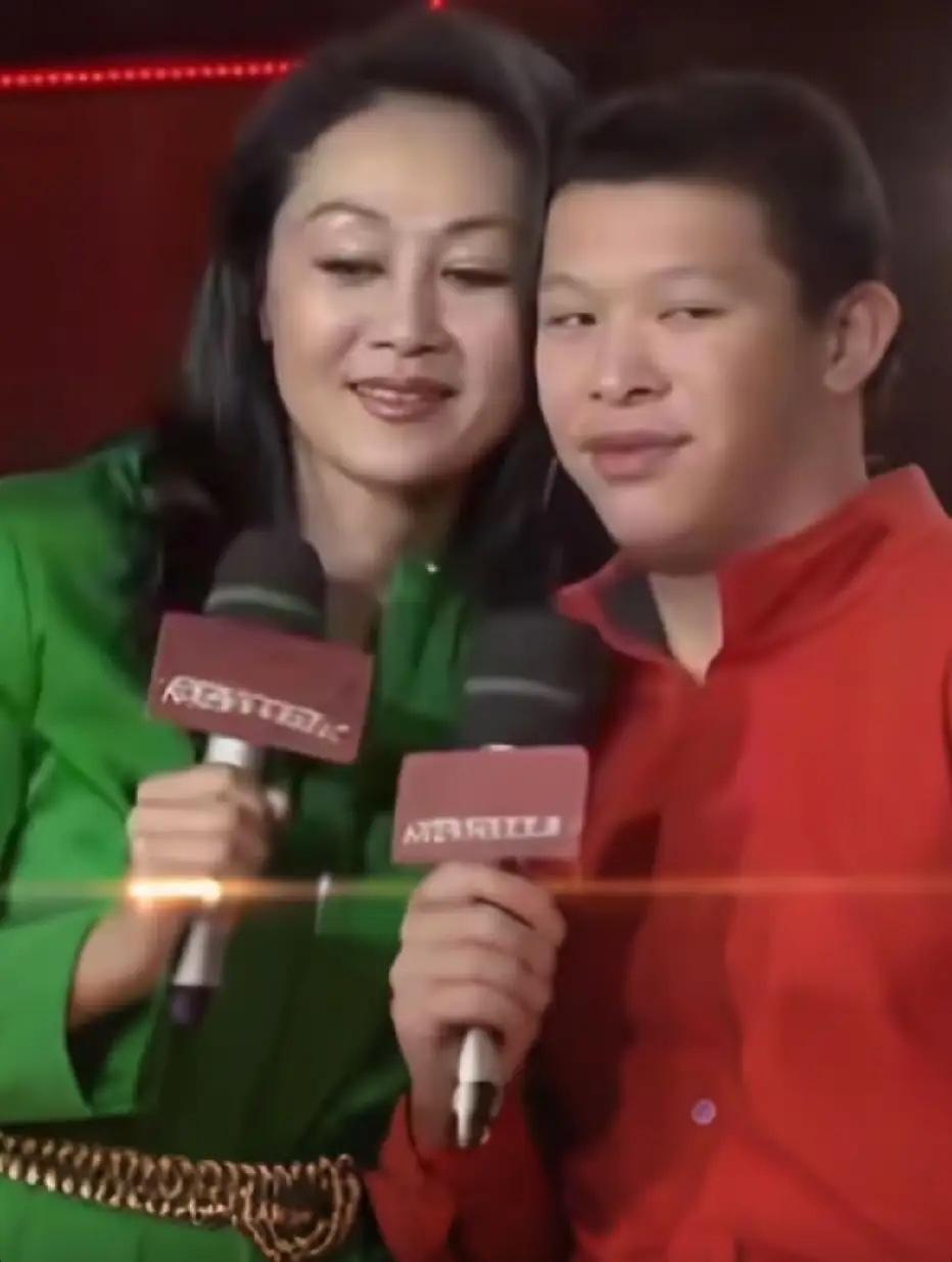 演员王姬的儿子，确实患有先天性智力障碍，但这孩子又是幸运的——因为他的妈妈，从来