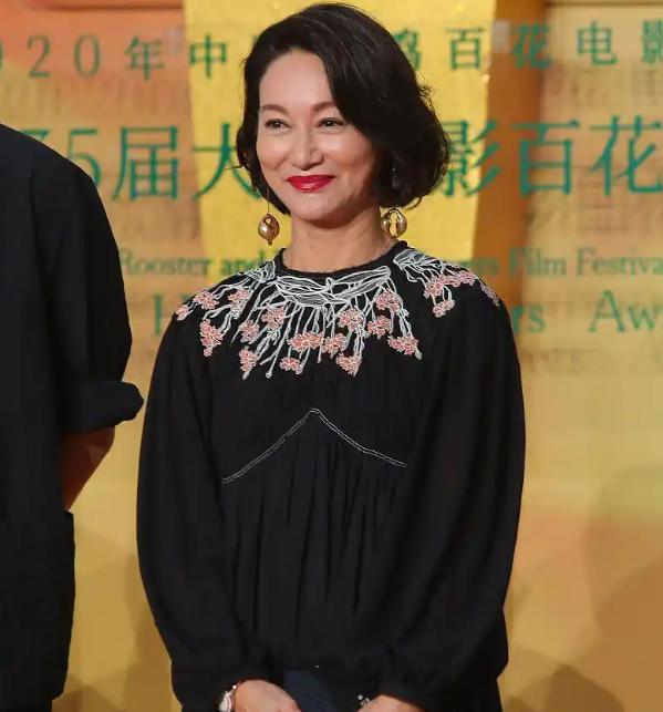 你知道咱们内地的娱乐圈有多好混吗？
惠英红大家都都知道吧？
在香港那也是响当当的