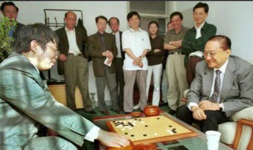 1984年，金庸设家宴款待聂卫平。保姆上了15只大闸蟹，聂卫平狼吞虎咽吃了13只